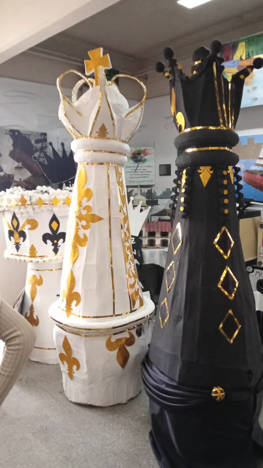 Reyes acostados en un tablero